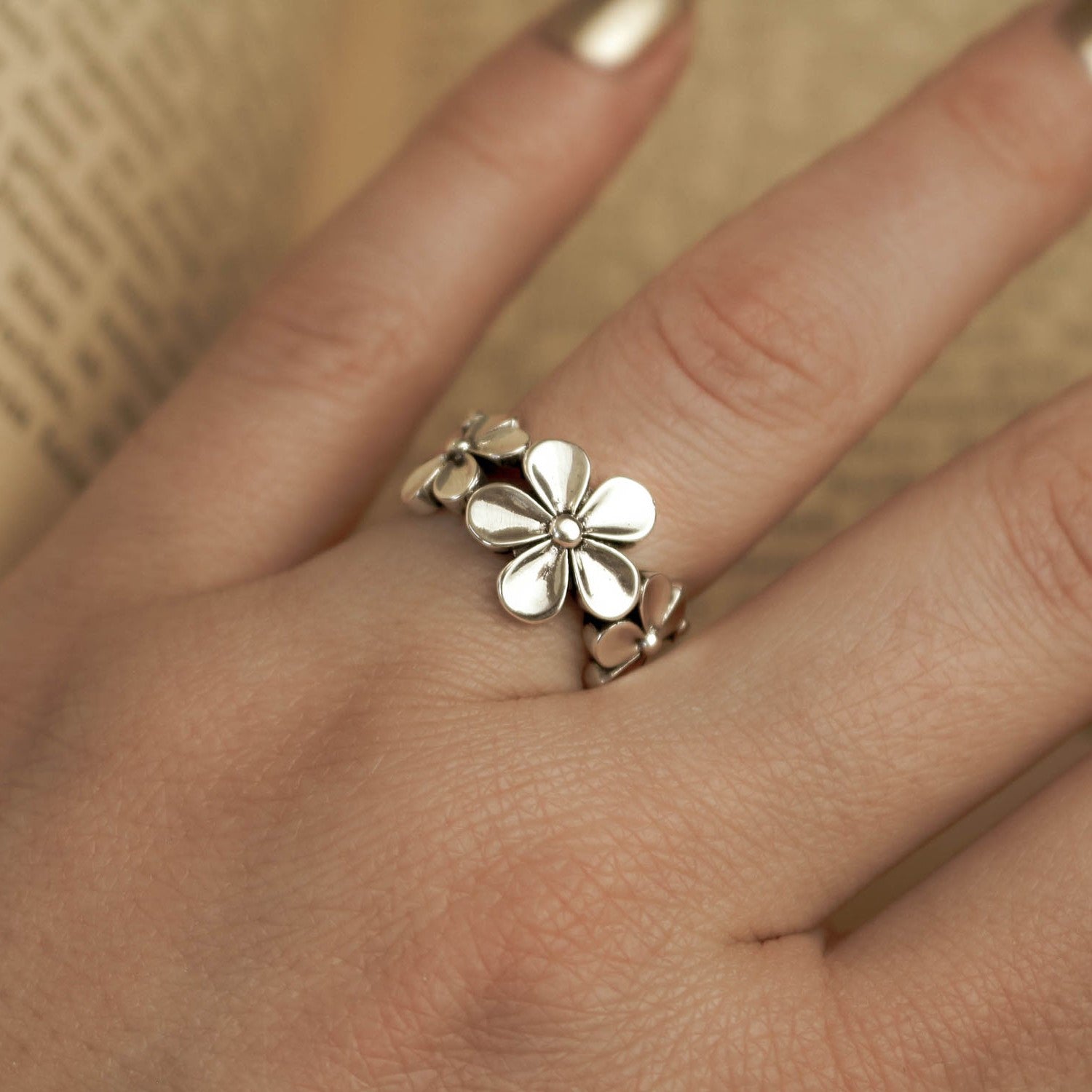 Unazë Lulesh Argjendi – Dizajn i Rregullueshëm, Elegant & Femëror