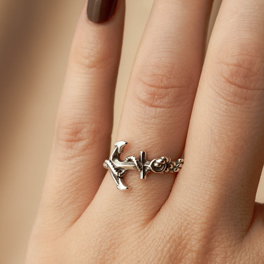 Unazë Ancor Vintage – Aksesor Elegant prej Argjendi për Stil të Përditshëm