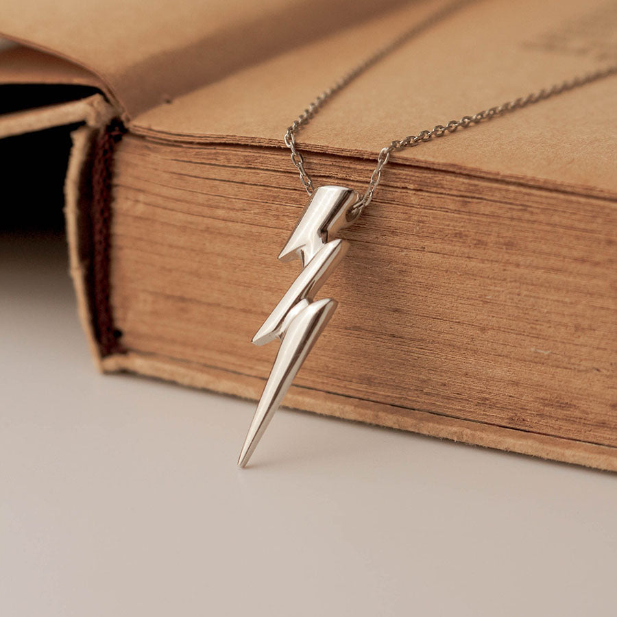 Varëse Silver 925 me Simbol Rrufe – Lightning Bolt Pendant