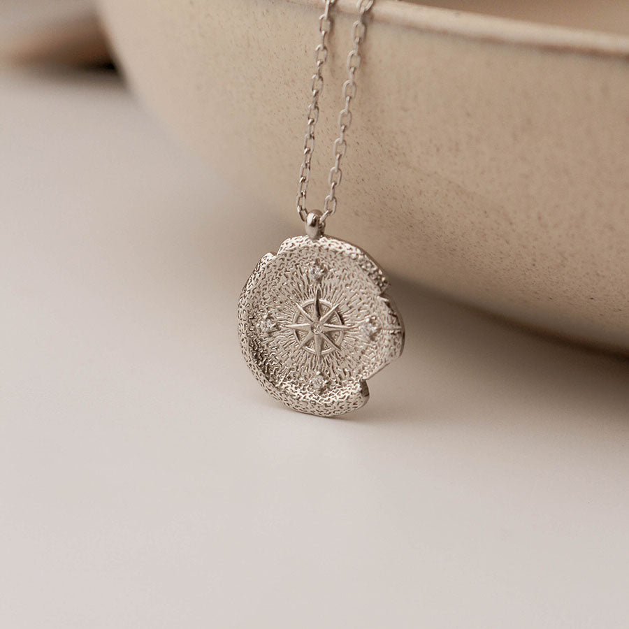 Varëse Compass Silver 925 – Elegancë, Simbolikë & Shkëlqim Premium