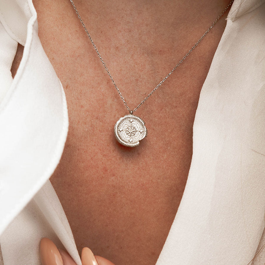 Varëse Compass Silver 925 – Elegancë, Simbolikë & Shkëlqim Premium