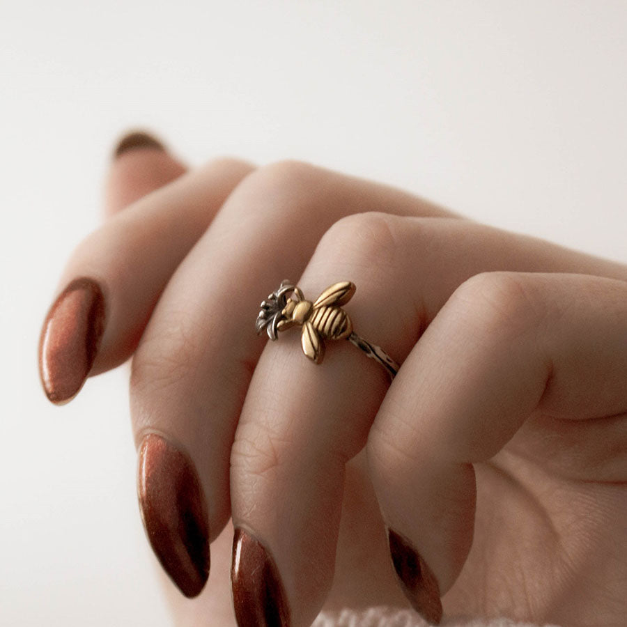 Unazë Blete & Lule – Dizajn Delikat Dyngjyrësh për Stil të Përditshëm