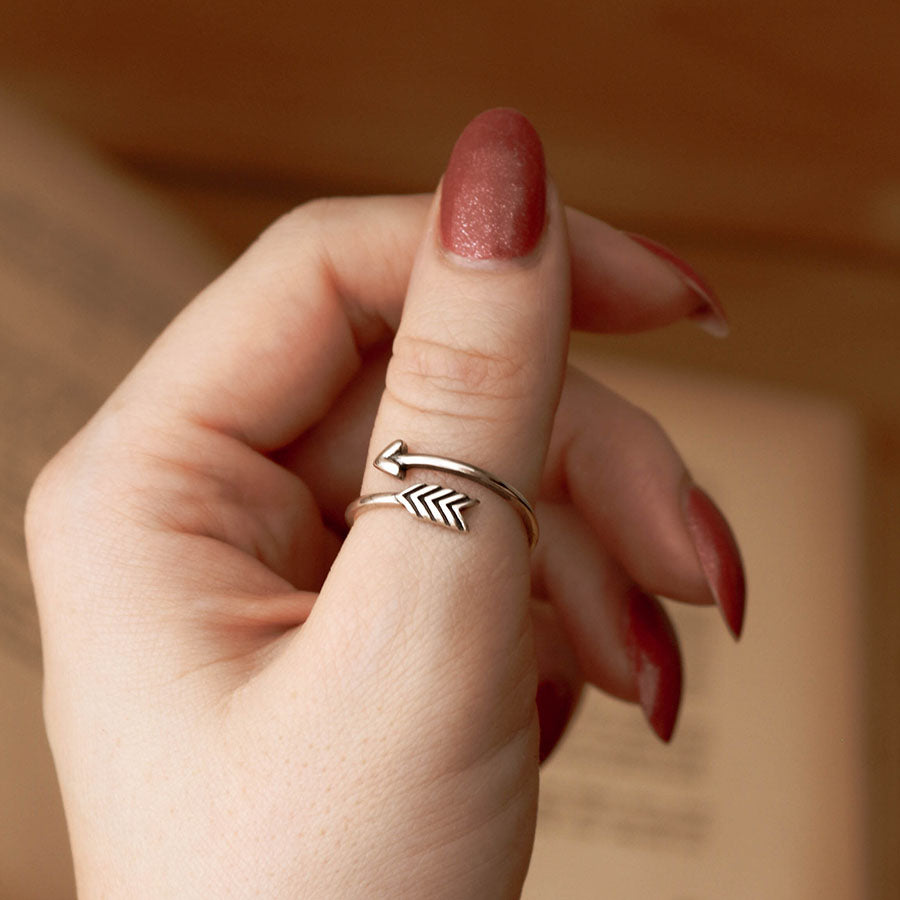 Unazë Shigjetë Minimaliste – Aksesor Elegant prej Argjendi për Stil të Përditshëm