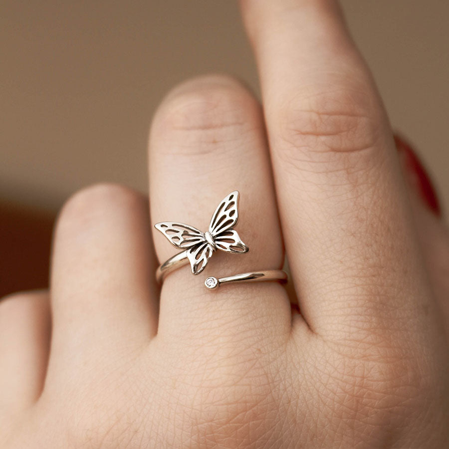 Unazë Flutur Minimaliste – Dizajn Elegant me Gur të Vogël & Përshtatje të Rregullueshme