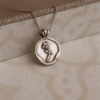 Varëse Silver 925 me Vulosje Trëndafili – Rose Wax Seal Pendant