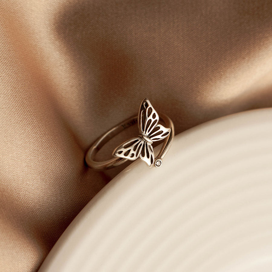 Unazë Flutur Minimaliste – Dizajn Elegant me Gur të Vogël & Përshtatje të Rregullueshme