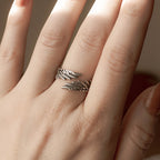 Unaza Silver 925 “Feather Wrap” – E rregullueshme, Dizajn Elegant me Pendë