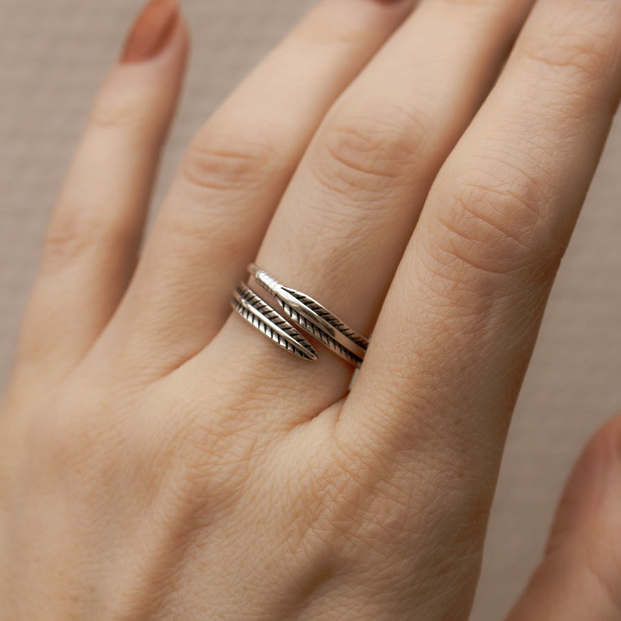 Unazë Argjendi “Twisted Lines” – Minimaliste & e rregullueshme