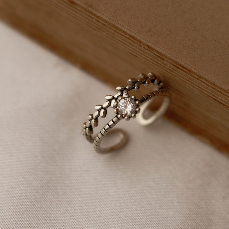 Unazë Delikate me Gjethe & Gur – Dizajn Elegant, Femëror dhe Rregullueshmëri Perfekte