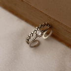 Unazë Delikate me Gjethe & Gur – Dizajn Elegant, Femëror dhe Rregullueshmëri Perfekte