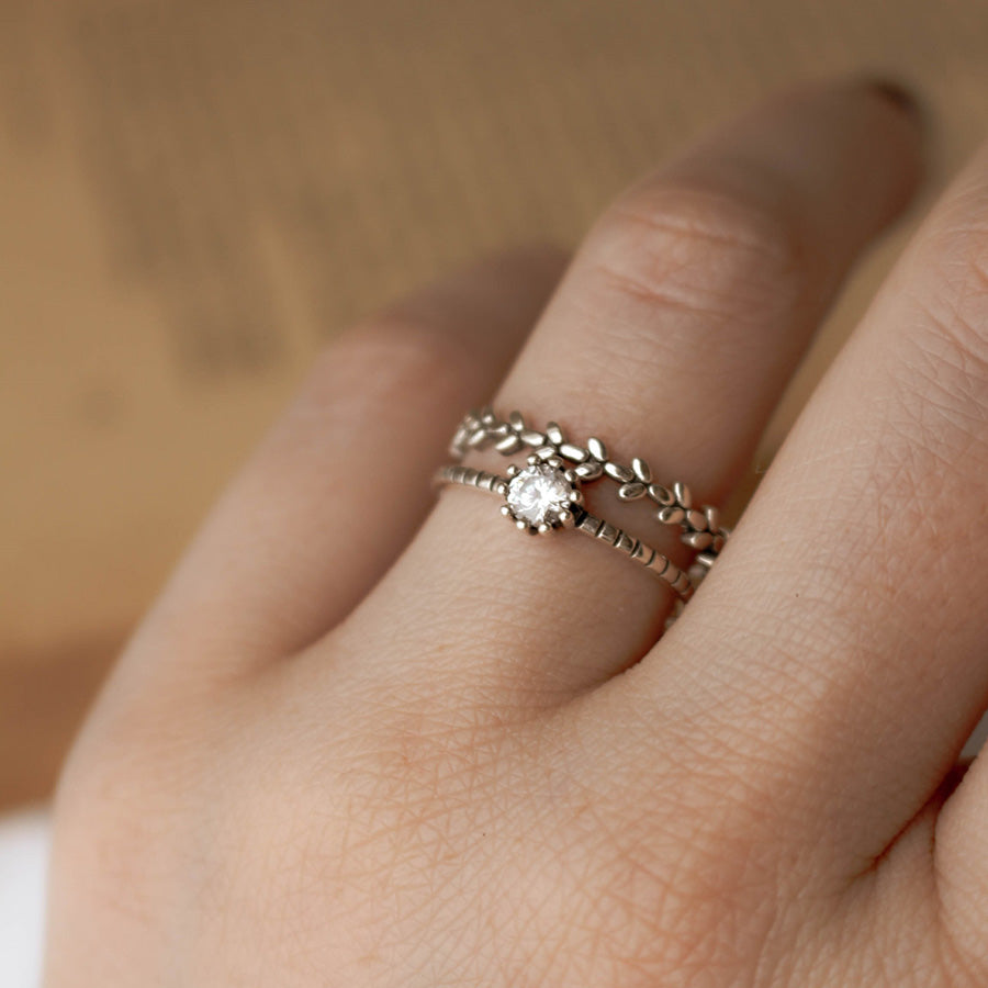 Unazë Delikate me Gjethe & Gur – Dizajn Elegant, Femëror dhe Rregullueshmëri Perfekte