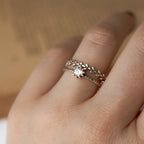 Unazë Delikate me Gjethe & Gur – Dizajn Elegant, Femëror dhe Rregullueshmëri Perfekte