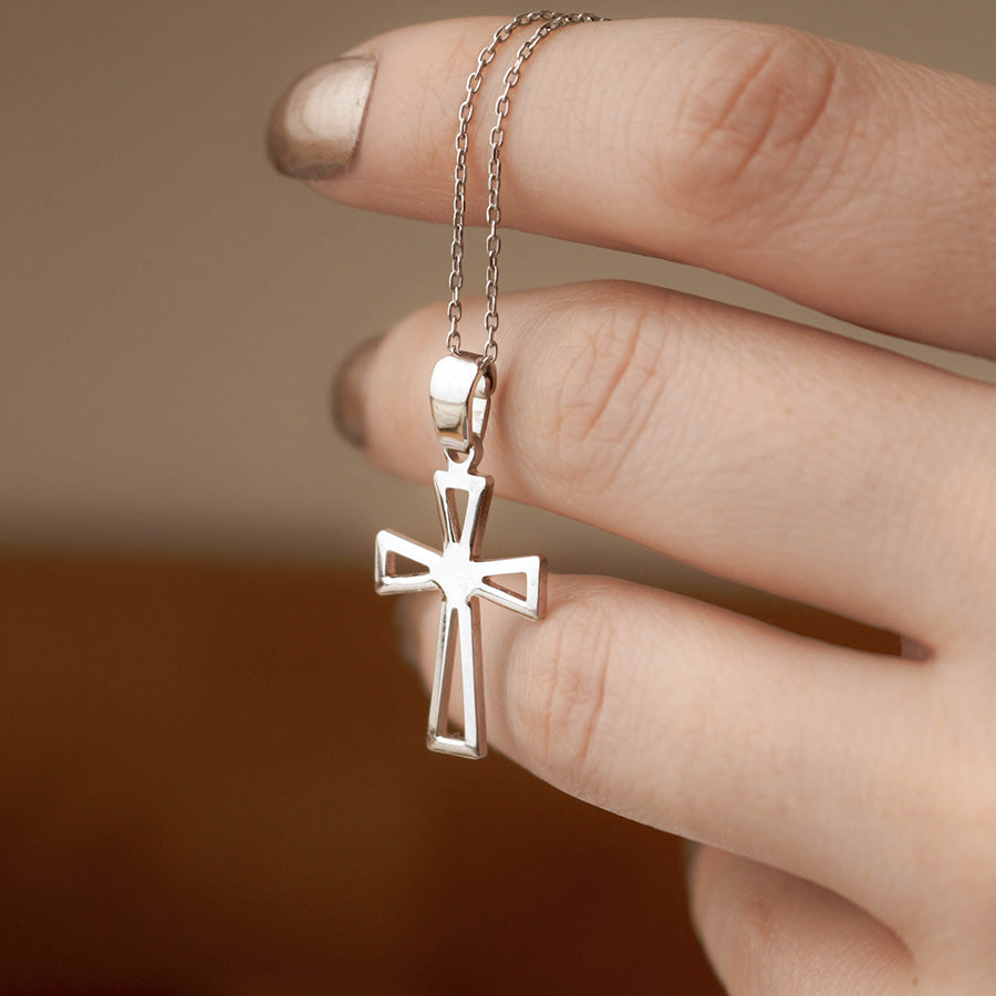 Varëse Cross Silver 925 – Dizajn Minimal & Elegancë Moderne