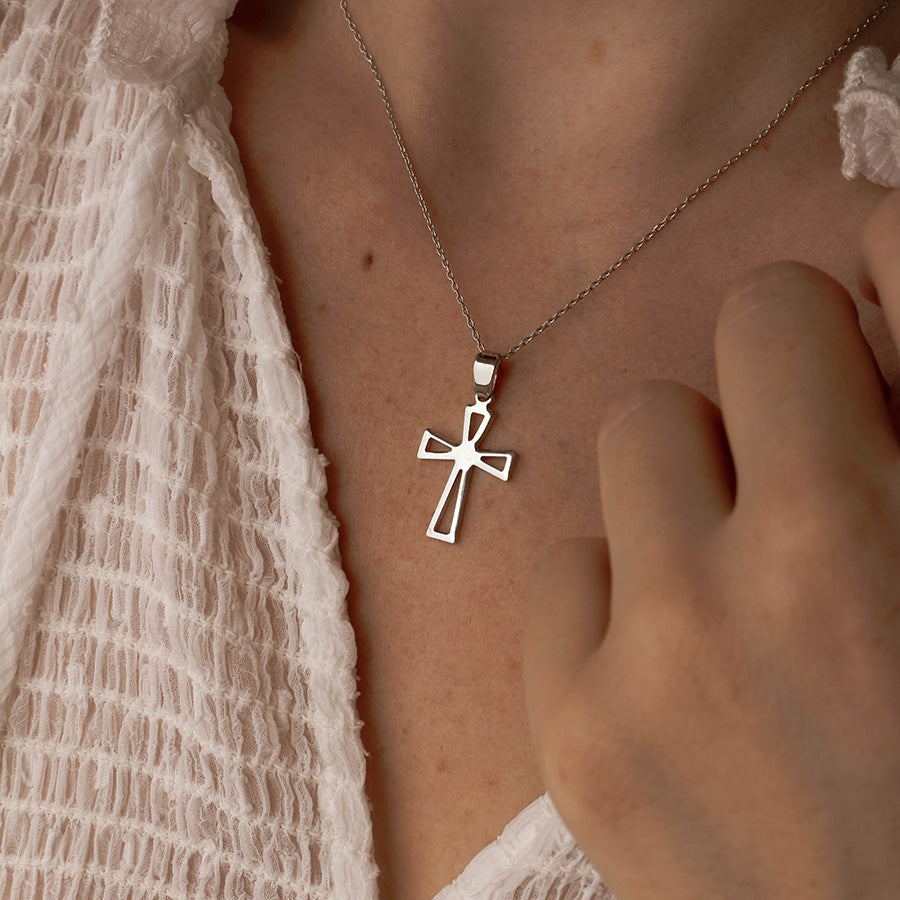 Varëse Cross Silver 925 – Dizajn Minimal & Elegancë Moderne