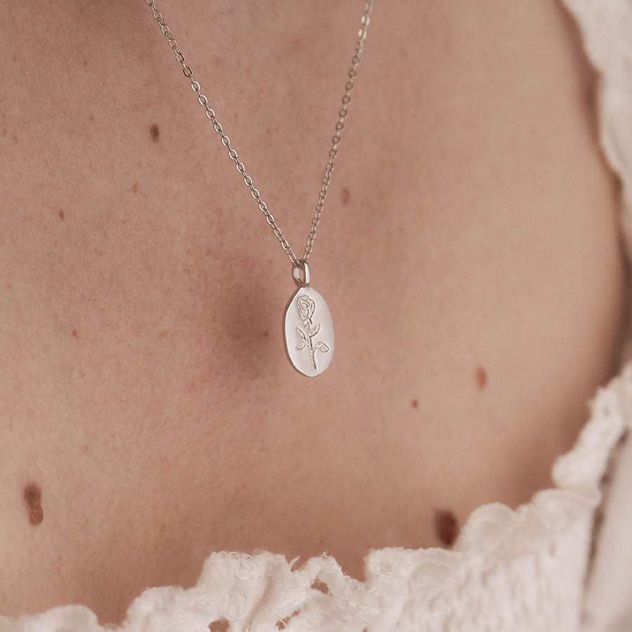 Varëse Silver 925 me Trëndafil – Rose Pendant Minimal & Elegant