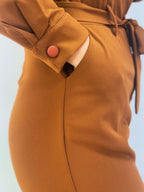 Jumpsuit Elegante “Camel Utility” – Me Model Minimal & Rrip në Mes