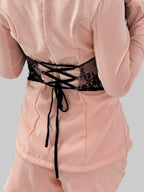 Set Dy-Pjesësh Elegant me Korse Dantelle – Ngjyrë Pjeshkë