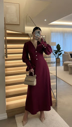 Fustan Elegance Burgundy – Me Kopsa Perlë & Mëngë të Fryra