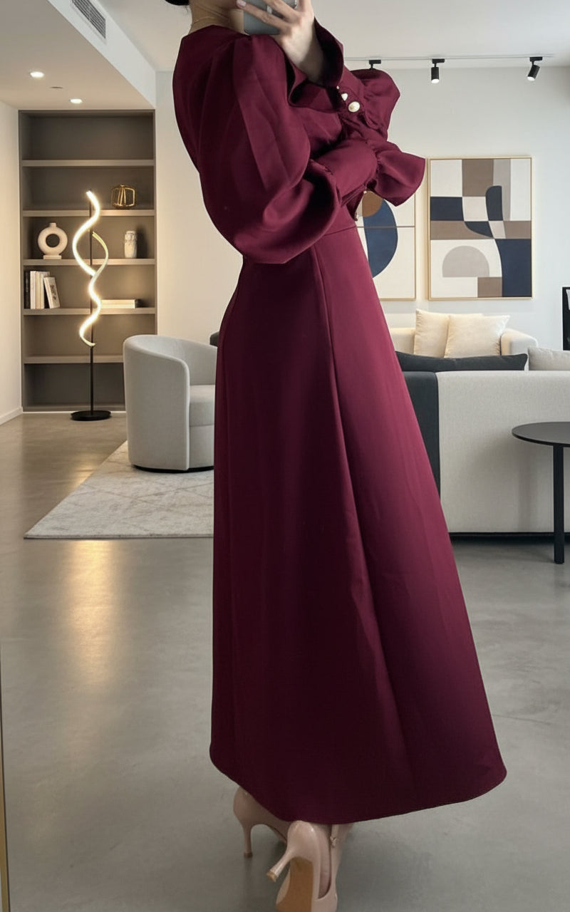 Fustan Elegance Burgundy – Me Kopsa Perlë & Mëngë të Fryra