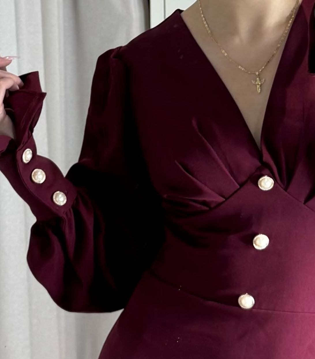 Fustan Elegance Burgundy – Me Kopsa Perlë & Mëngë të Fryra