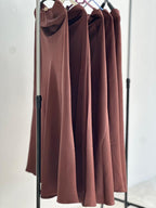 Fund Satin Maxi për Femra | Ngjyrë Kafe Elegante | Stil Minimal, Chic & Modern