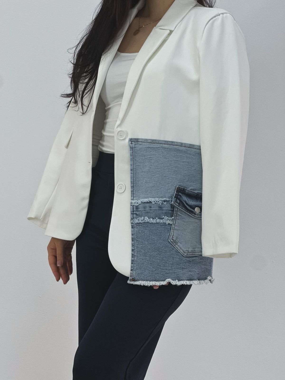 Xhakete e bardhe me detaj xhins