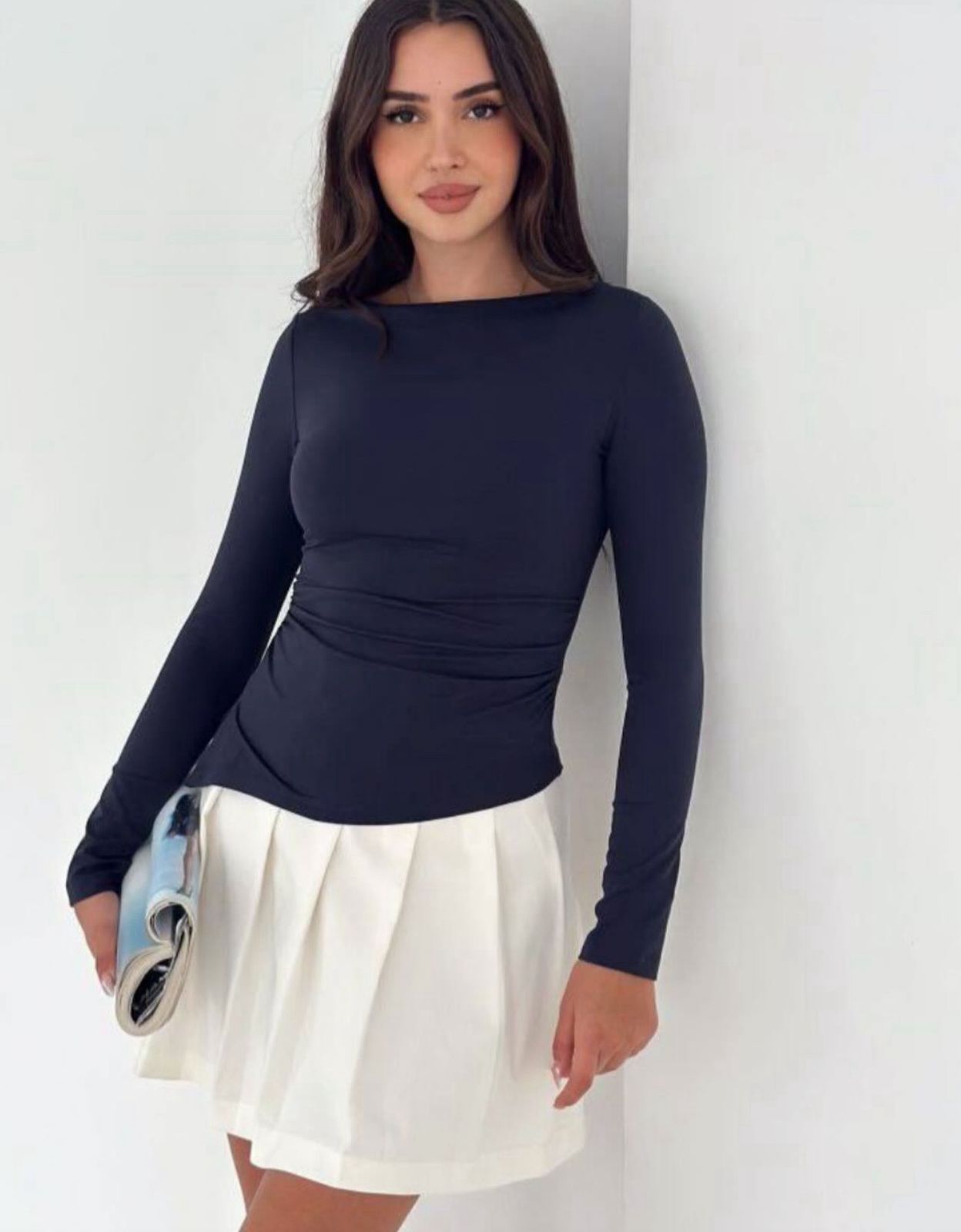 Bluzë e Zezë me Mëngë të Gjata e çarë anash – Material Elastik & Elegant