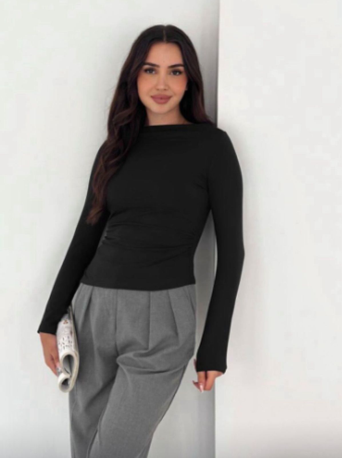 Bluzë e Zezë me Mëngë të Gjata e çarë anash – Material Elastik & Elegant