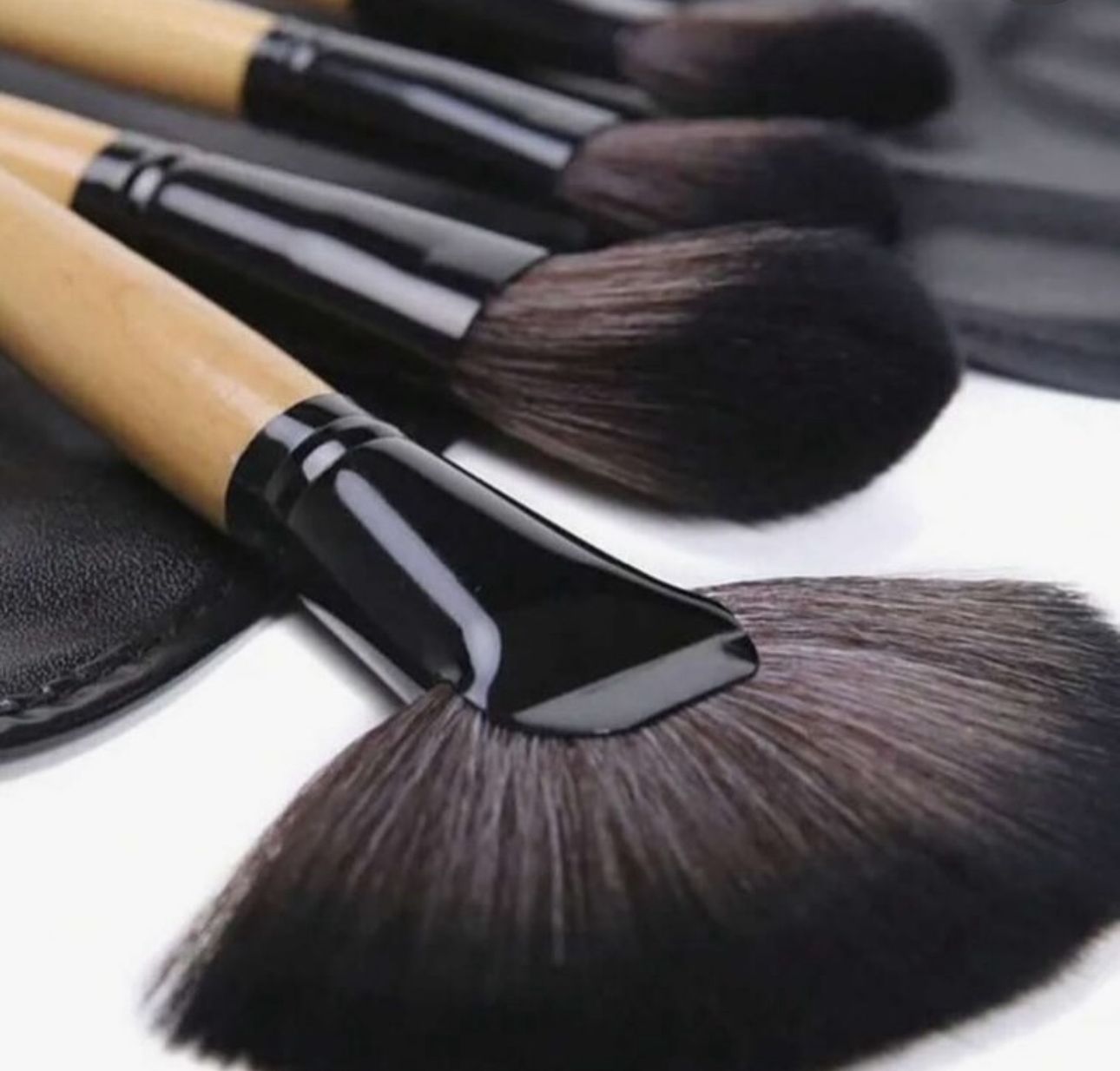 Set Profesional Furçash Make-up – 24 Copë me Dorëza Druri & Çantë Organizimi