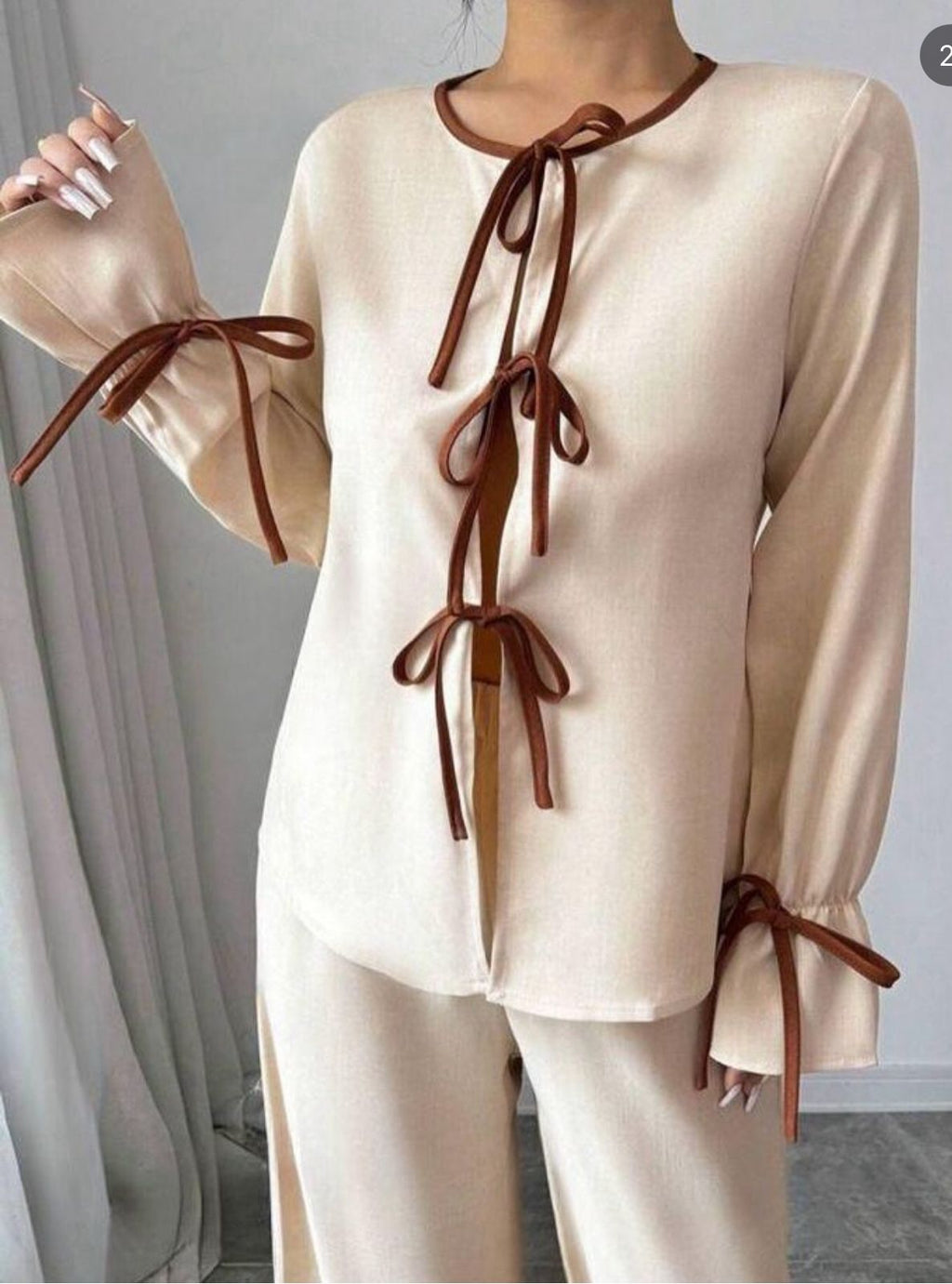 Set Elegant “Ribbon Cream” – Këmishë & Pantallona me Detaje Lidhëse