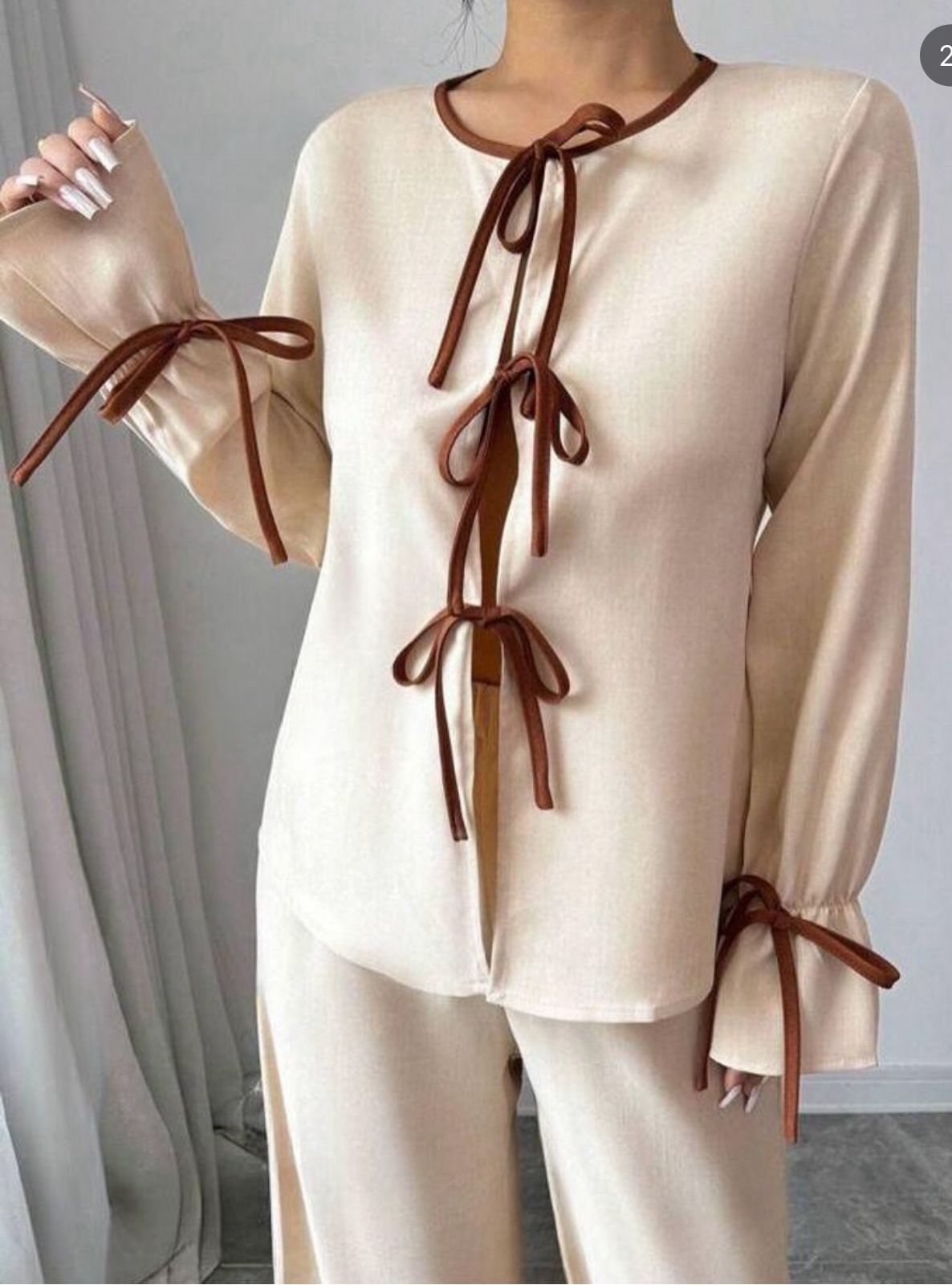 Set Elegant “Ribbon Cream” – Këmishë & Pantallona me Detaje Lidhëse