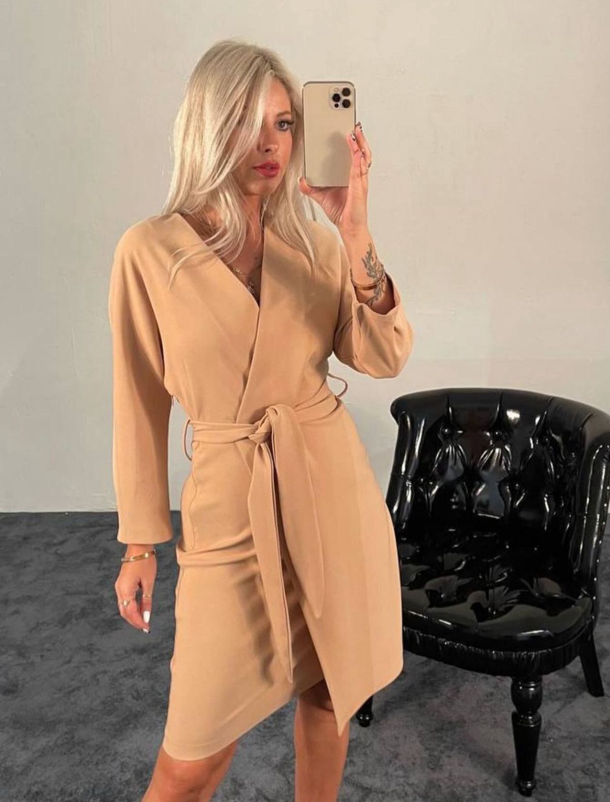 Fustan Elegant Bezhë me Bel të Lidhur – Stil Minimal & Modern