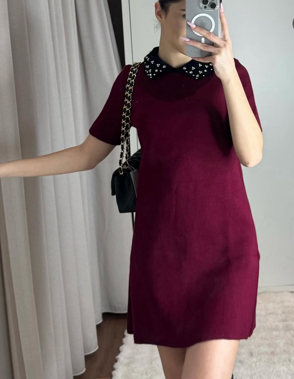 Fustan Bordo Deve Elegant me Jakë të Zbukuruar me Perla – Model Mini, Klasik & Chic