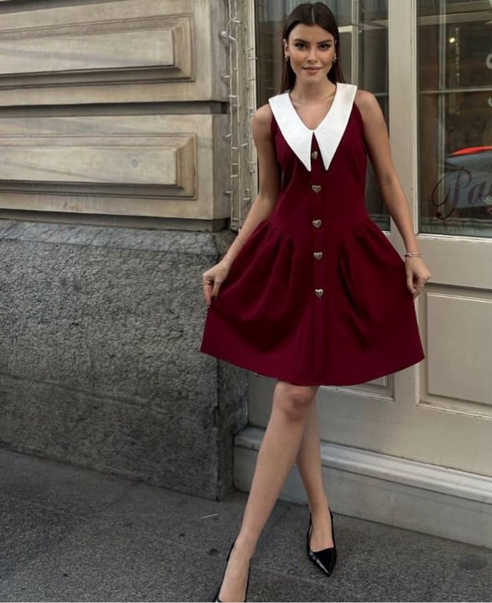 Fustan Elegance Burgundy me Jakë të Bardhë dhe Butona Dekorativë Në formë zemre