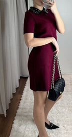 Fustan Bordo Deve Elegant me Jakë të Zbukuruar me Perla – Model Mini, Klasik & Chic