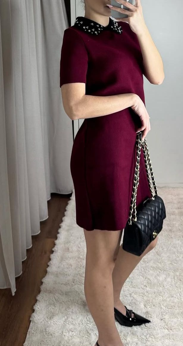 Fustan Bordo Deve Elegant me Jakë të Zbukuruar me Perla – Model Mini, Klasik & Chic