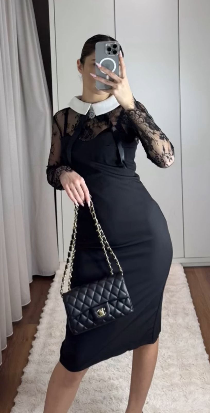 Fustan Elegant i Zi me Mëngë Dantelle & Jakë të Bardhë – Look Klasik