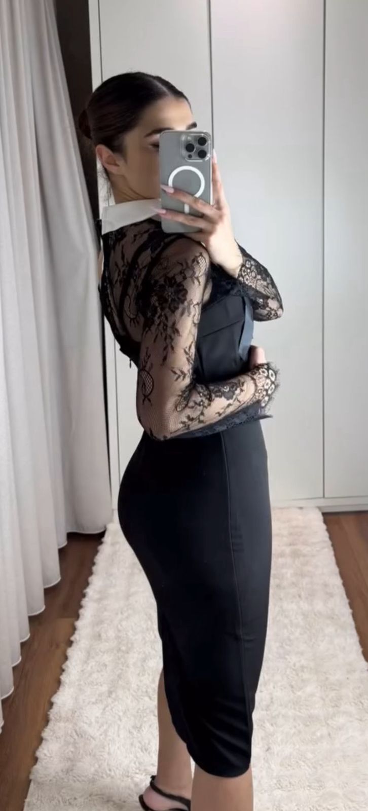 Fustan Elegant i Zi me Mëngë Dantelle & Jakë të Bardhë – Look Klasik