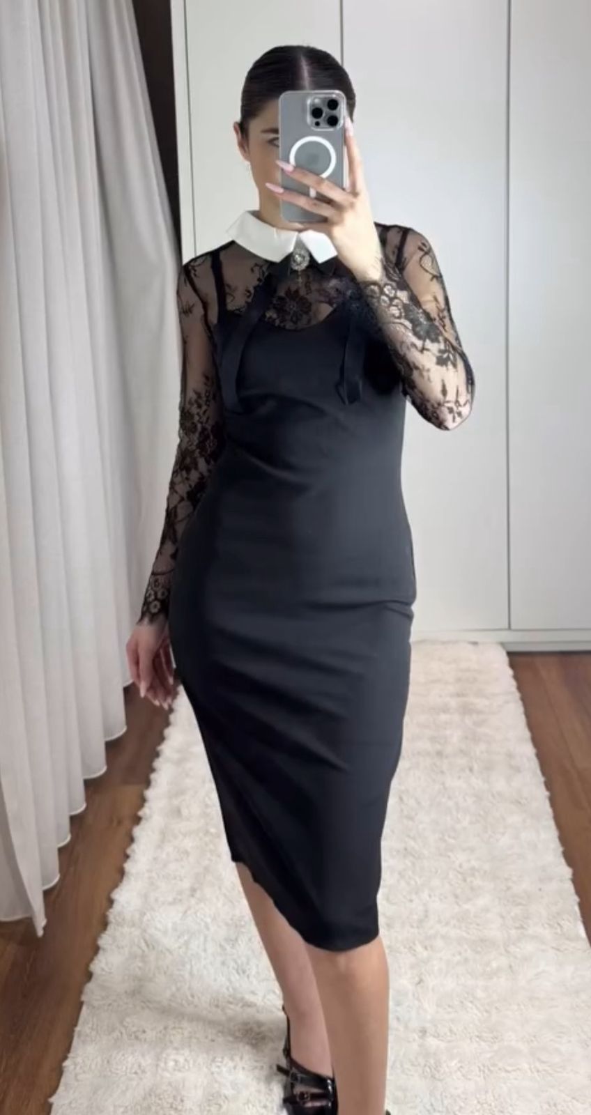 Fustan Elegant i Zi me Mëngë Dantelle & Jakë të Bardhë – Look Klasik