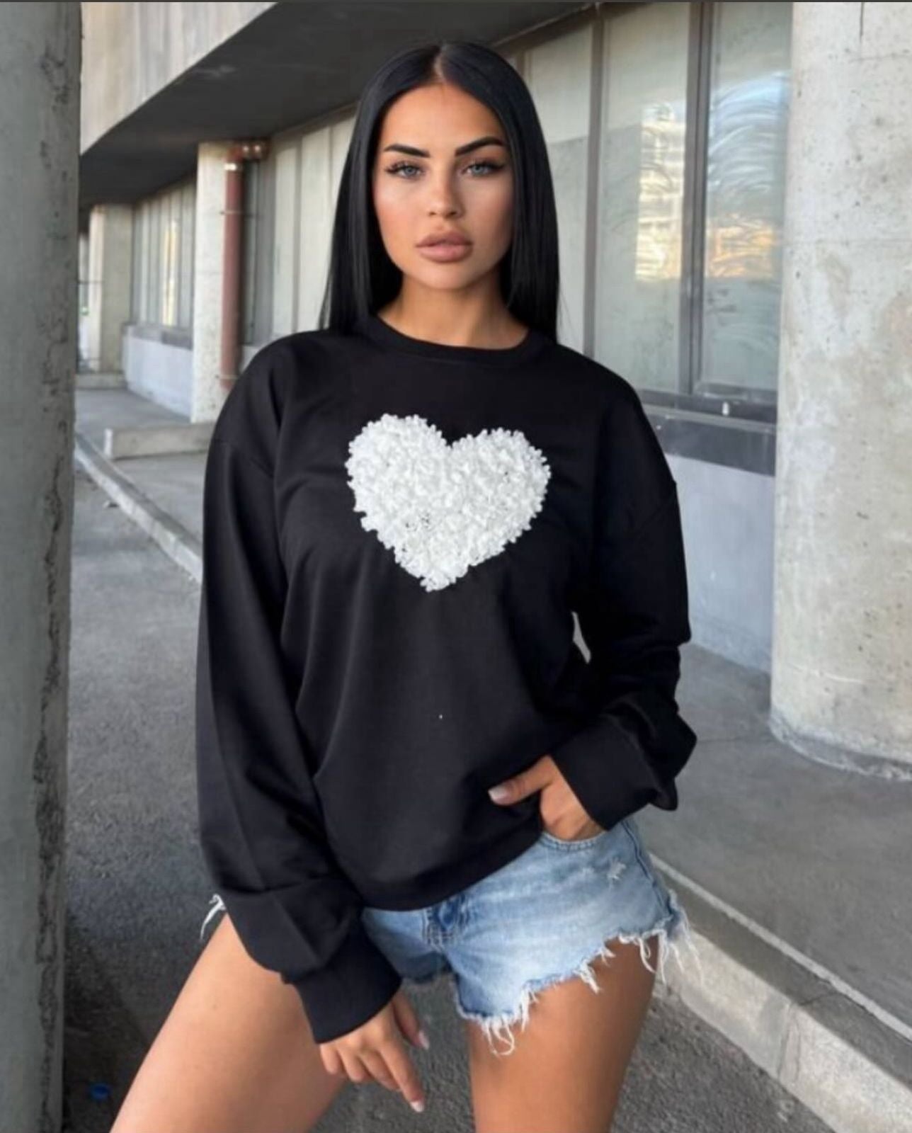 Bluzë Oversize për Femra – Zemër 3D me Teksturë Lulesh