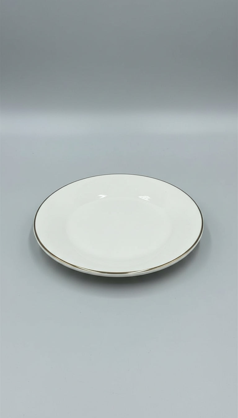 Pjatë Porcelani me Vijë Ari – Elegancë Minimaliste për Servirje