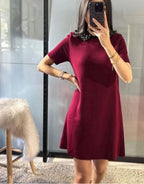 Fustan Bordo Deve Elegant me Jakë të Zbukuruar me Perla – Model Mini, Klasik & Chic