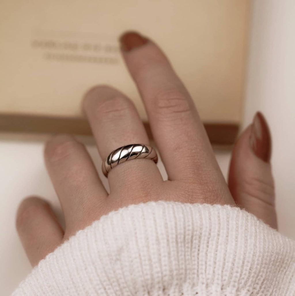 Unazë Argjendi “Croissant” – Dizajn Minimalist & e Rregullueshme