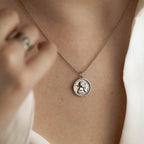 Varëse Angel Coin Silver 925 – Medalion Engjëlli Elegance Vintage